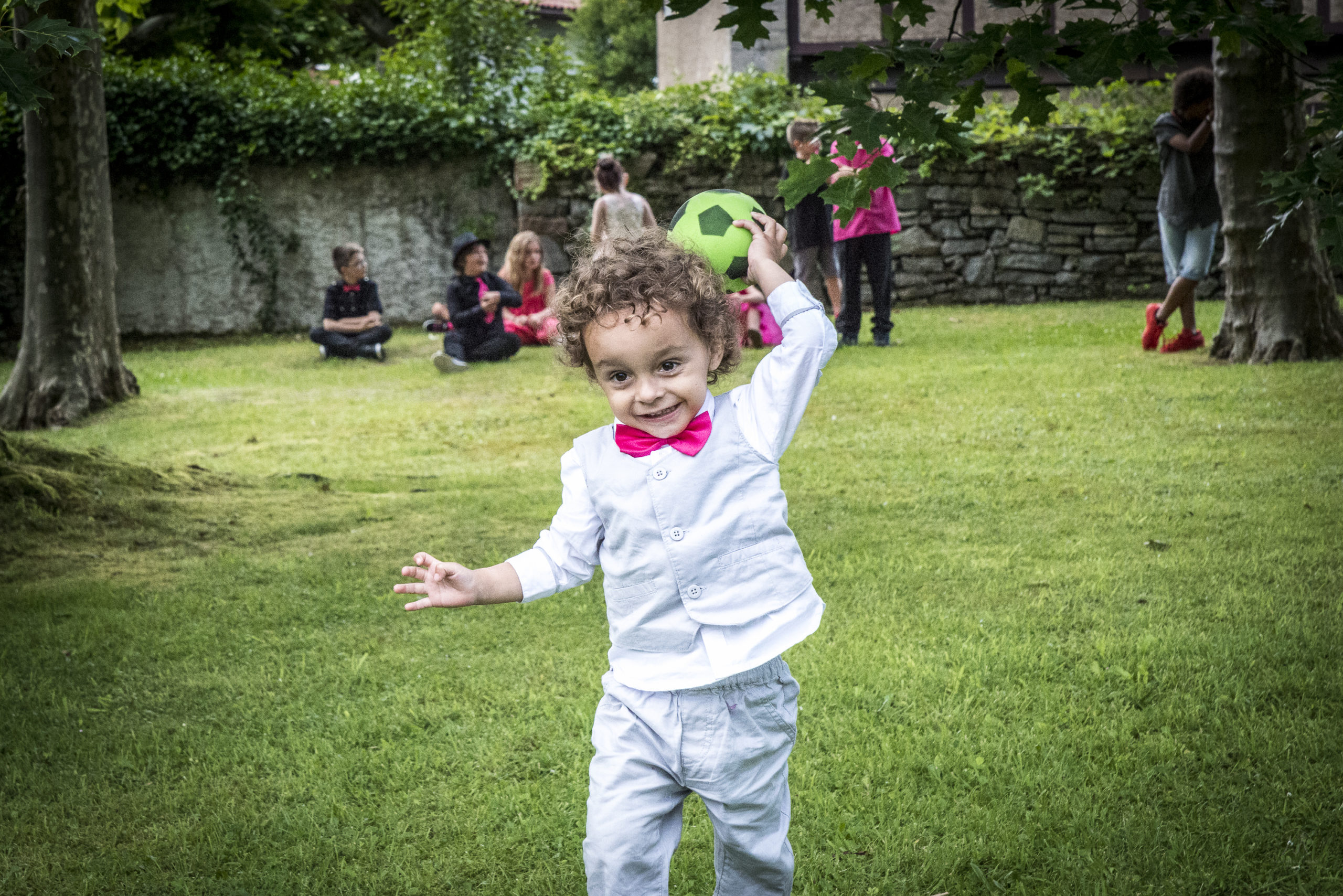 Enfant qui joue à la balle avec Awkids