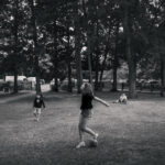 Enfant qui joue avec Awkids lors d'un mariage