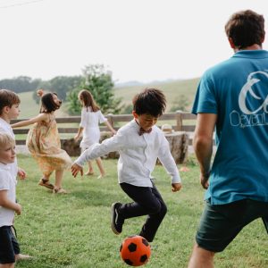 Enfant qui joue avec Awkids