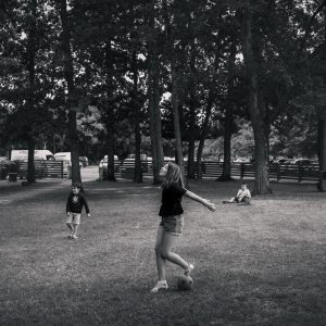 Enfant qui joue avec Awkids lors d'un mariage